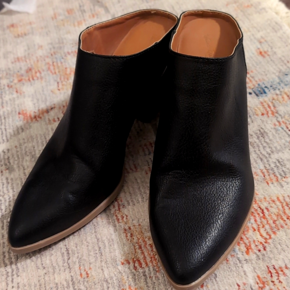 Universal Thread Pebble Grain Leather Mule